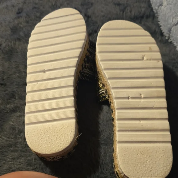 Stylish Woven Platform Sandals - Picture 2 of 3